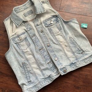 Maurice’s Distressed Light Blue Denim Vest, Size XL NWT
